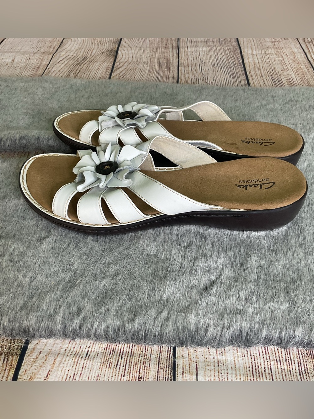 Clarks White Floral Leather Slide Sandals Size 11